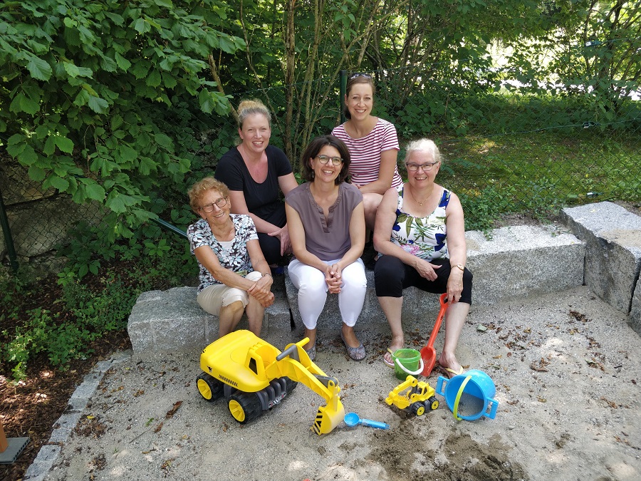 Das Team des Ressorts Junge Familien: (v.l.n.r.): Marlene Blechinger, Marjoleine Lesser, Annabell Wegener, Anna Birnstiel, Annemarie Peters.